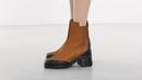 Bagi pecinta ankle boots, pastikan tetap mengutamakan kenyamanan dengan siluet lug-sole yang minimalis. (Foto: Tory Burch)