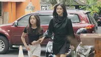 Nana Mirdad dan putrinya, Sarah Deana White kompak mengenakan pakain serba hitam. @nanamirdad_