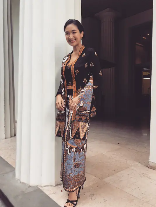 Dengan mengenakan kebaya warna hitam, Happy Salma terlihat elegan. (Foto: instagram.com/happysalma)