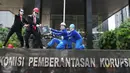 Serikat pekerja Jakarta International Container Terminal (JICT) melakukan aksi pantomim di depan Gedung KPK, Jakarta, Selasa (22/9/2015). Mereka meminta pengusutan dugaan korupsi perpanjangan konsesi JITC oleh Pelindo II. (LIputan6.com/Andrian M Tunay)