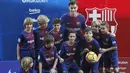Philippe Coutinho melakukan sesi foto bersama anak-anak usai perkenalan di Camp Nou stadium, Barcelona, Spain, (8/01/2018). Coutinho bergabung dengan Barcelona dari Liverpool dengan nilai transfer sebesar 160 juta euro. (AFP/Lluis Gene)