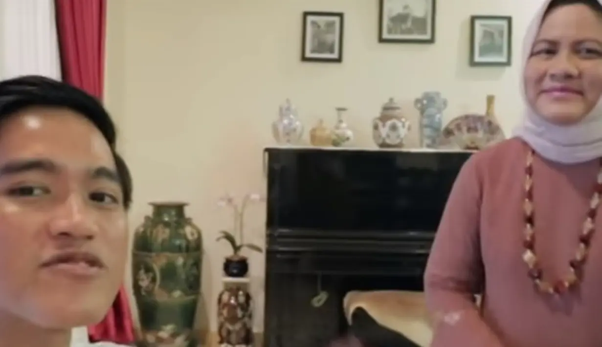 Kaesang Pangarep selalu siap mendukung sang ibu di berbagai keadaan. Seperti momen menemani sang ibu saat berada di rumah. Momen kebersamaan ini curi perhatian yang membuat netizen menaruh atensi ke Kaesang yang sangat peduli dengan ibunya. (Liputan6.com/YouTube/kaesang)