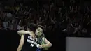 Ganda putri Indonesia, Apriyani Rahayu, memeluk Greysia Polii usai dikalahkan ganda Jepang pada Indonesia Masters 2019 di Istora Senayan, Jakarta, Sabtu (26/1). Greysia / Apriyani gagal ke final. (Bola.com/Yoppy Renato)
