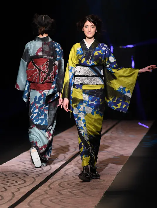 Model berjalan di atas catwalk mengenakan kimono rancangan desainer Jepang, Jotaro Saito untuk koleksi Fall Winter 2019/2020 pada Tokyo Fashion Week di Tokyo, Rabu (20/3/2019). (Photo by Toshifumi KITAMURA / AFP)