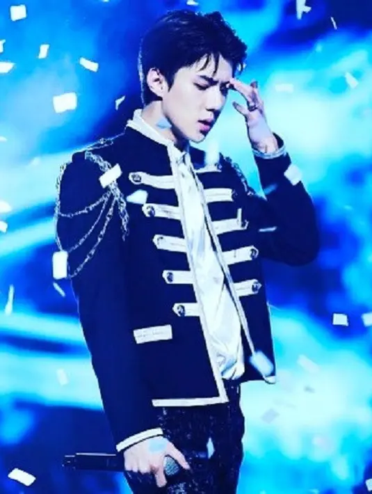 Siapa yang menyangka jika di umurnya yang sudah 24 tahun, namun Sehun sangat takut saat menyebrang jalan. Ia selalu berpegangan tangan Baekhyun. (Foto: instagram.com/oohsehun)