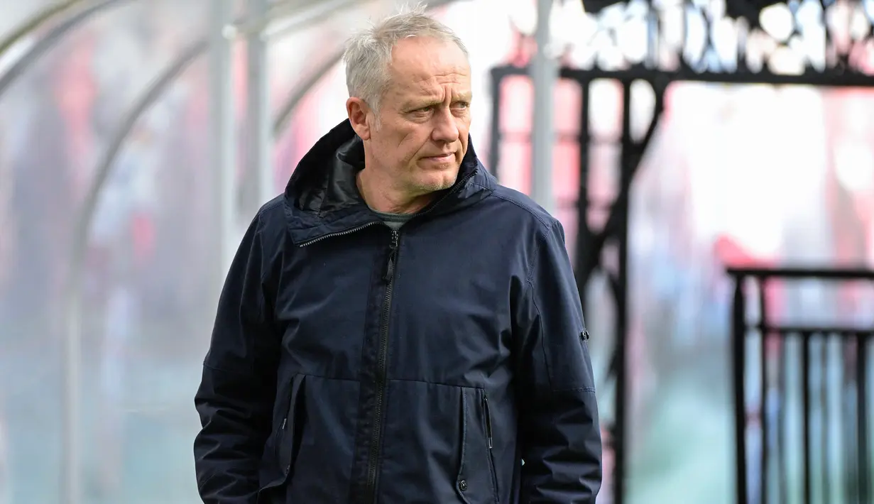 Christian Streich. Pelatih Jerman berusia 56 tahun ini mulai menangani SC Freiburg sebagai pelatih utama pada 29 Desember 2011 di pertengahan musim 2011/2012 menggantikan Marcus Sorg. Hingga kini ia telah mendampingi SC Freiburg dalam 10 tahun, 2 bulan dan 14 hari. (AFP/Tobias Schwarz)