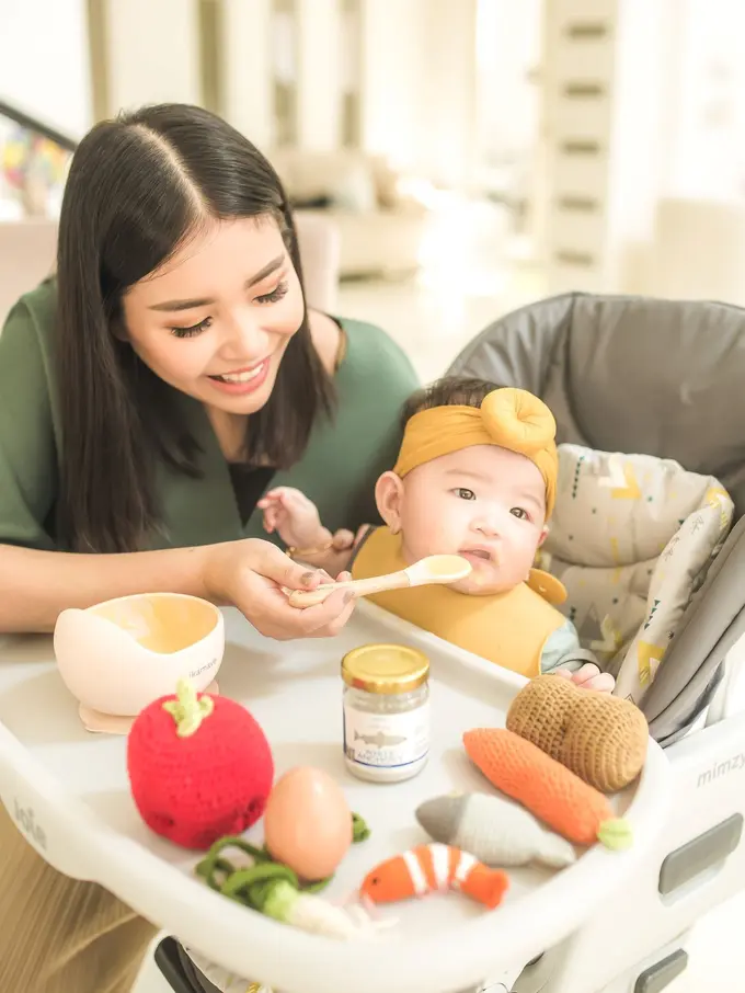 Margenie Winarti, Miss Earth Indonesia & Miss Grand Indonesia 2014) dan putri nya Clara.