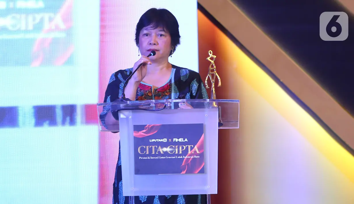 Penyelamat masa depan anak HIV/AIDS Roina Tarigan memberikan sambutan usai menerima Anugerah Perempuan Hebat Liputan6.com dengan Kategori Kemanusiaan dalam cara Cita dan Cipta 2024 yang diadakan Liputan6.com x Fimela di Hotel Shangri-La Jakarta, Rabu (31/7/2024) malam. (Liputan6.com/Angga Yuniar)