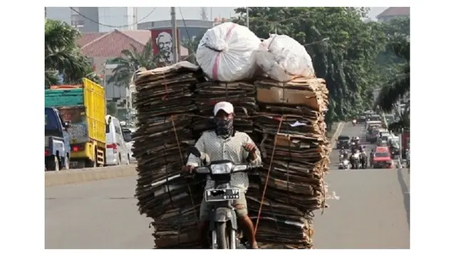 Potret Pengendara Motor Bawa Muatan Banyak Ini Bikin Geleng Geleng