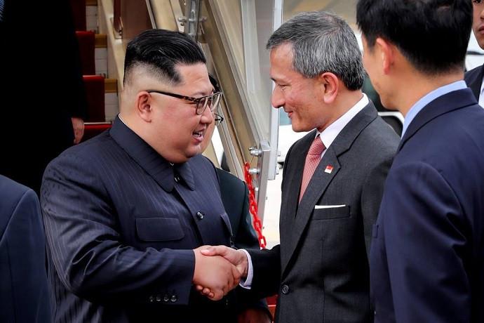 Pemimpin Kim Jong-un mendarat di Singapura pada Minggu (10/6) sore. Ia disambut oleh Menteri Luar Negeri Singapura Vivian Balakrishnan (Instagram/@VivianBala)