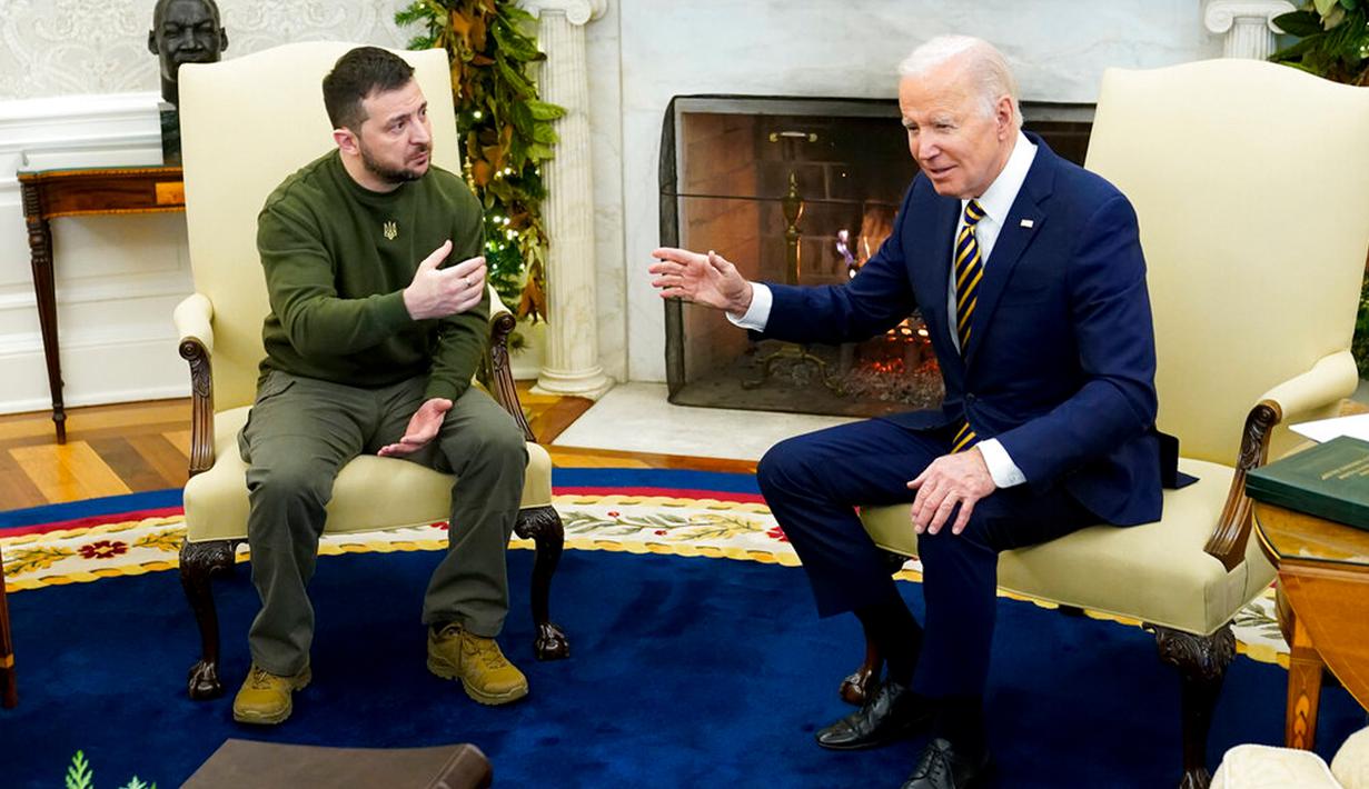 Presiden Amerika Serikat Joe Biden berbicara dengan Presiden Ukraina Volodymyr Zelenskyy saat mereka bertemu di Oval Office Gedung Putih, Washington, Amerika Serikat, 21 Desember 2022. Volodymyr Zelenskyy melakukan kunjungan ke Amerika Serikat (AS). (AP Photo/Patrick Semansky)