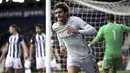 Bek Chelsea, Marcos Alonso, merayakan gol yang dicetaknya ke gawang West Bromwich pada laga Premier League di Stadion The Hawthorns, West Bromwich, Sabtu (18/11/2017). West Bromwich kalah 0-4 dari Chelsea. (AP/Nick Potts)