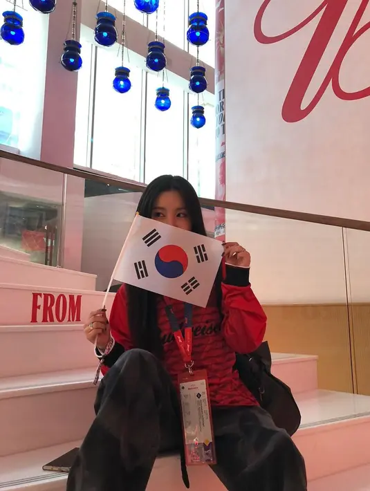 Kenakan outfit simpel, tak mengurangi pesona penyanyi yang tergabung dalam grup vokal Mamamoo yang debut tahun 2014 ini. Selain unggah foto di dalam stadion, tak lupa Wheein juga bagikan potretnya di luar stadion. Dalam keterangan unggahannya, Wheein sebut jika momen nonton pertandingan piala dunia langsung di stadion akan tersimpan dalam memori dan jadi momen yang tak terlupakan. (Liputan6.com/IG/@whee_inthemood)