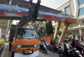 Truk Angkut Alat Berat Tabrak JPO Tendean (Ady Anugrahadi/Liputan6.com)