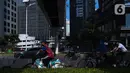 Warga bersepeda di kawasan Bundaran, Hotel Indonesia, Jakarta, Minggu (20/3/2022). Warga mulai ramai beraktifitas olahraga saat Jakarta kembali menerapkan kebijakan PPKM level 2. (Liputan6.com/Herman Zakharia)