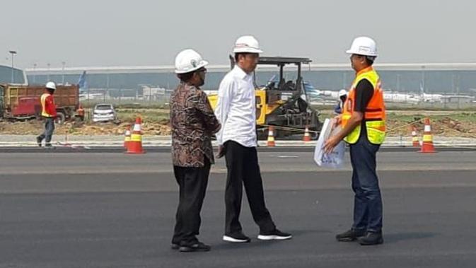 Presiden Joko Widodo (Jokowi) meninjau progres pembangunan Runway 3 Bandara Internasional Soekarno Hatta, Kota Tangerang, Jumat (21/6/2019).