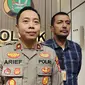 Kapolsek Cimanggis, Kompol Arief Budiharso menjelaskan motif anak menusuk bapaknya di Cimanggis, Depok. (Liputan6.com/Dicky Agung Prihanto)