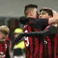 Piatek dan Paqueta saling berpelukan pada laga perempat final Coppa Italia yang berlangsung di stadion San Siro, Milan, Rabu (30/1). AC Milan menang 2-0 atas Napoli (AP Photo/Antonio Calanni)