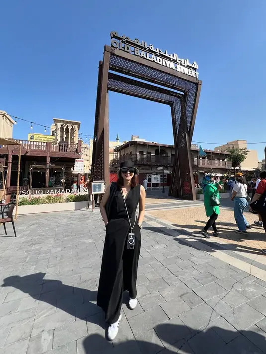 Pergi liburan tanpa suami, Darius Sinathrya bahkan aktif meninggalkan komentar dalam unggahan Donna Agnesia. Darius juga turut menyampaikan rasa rindu terhadap sang istri yang tengah berada di Dubai. (Liputan6.com/IG/@dagnesia)