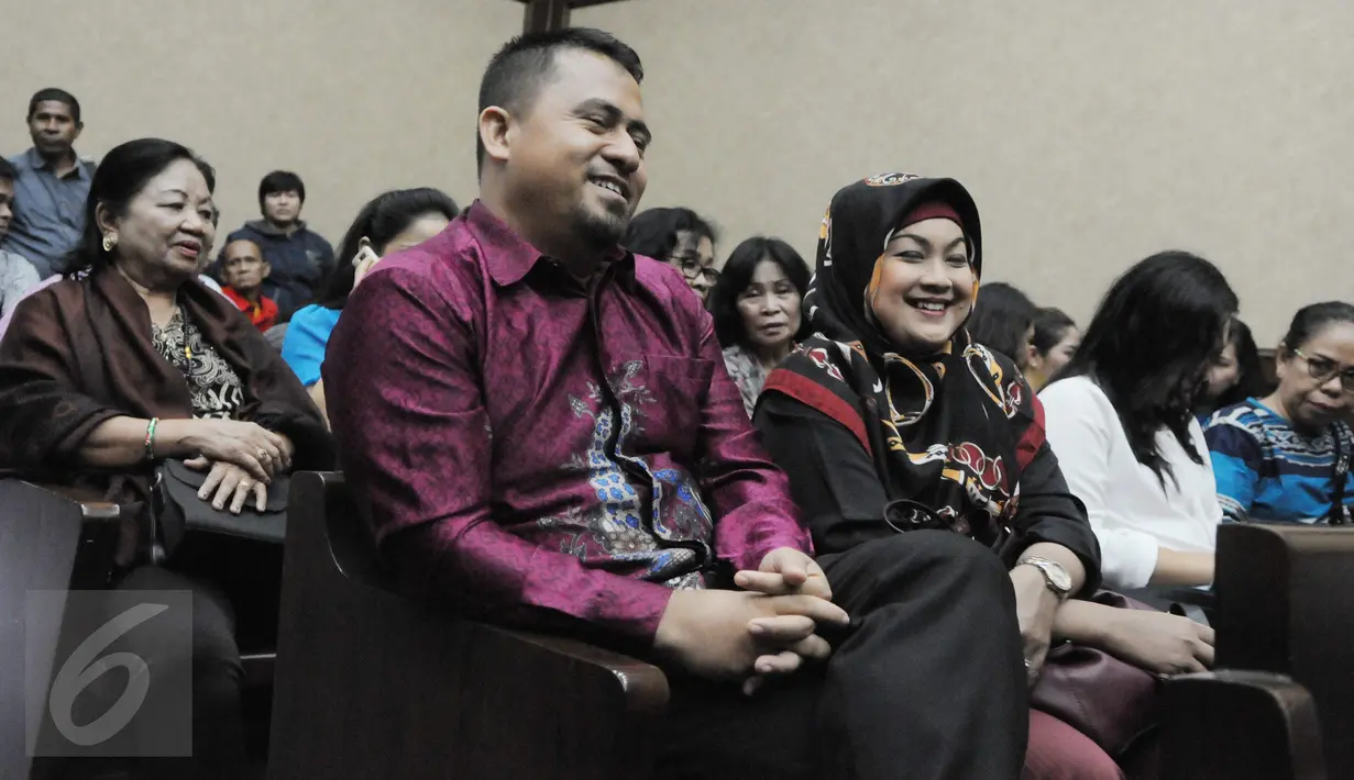 Kakak Saipul Jamil, Samsul Hidayatullah menjalani sidang pembacaan putusan di Pengadilan Tipikor Jakarta, Senin (21/11). Majelis Hakim menjatuhkan vonis 2 tahun pidana penjara dan denda RP 50 juta terhadap Samsul Hidayatullah. (Liputan6.co/Helmi Afandi)