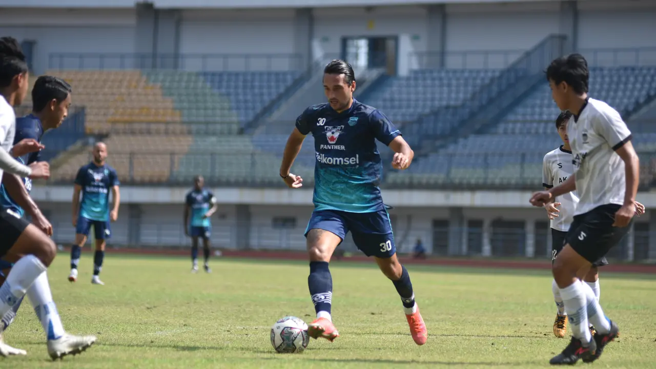 Ezra Walian
