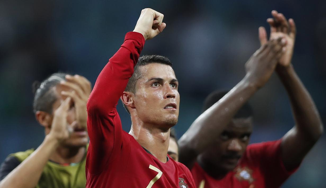 Bintang Portugal, Cristiano Ronaldo, menyapa suporter usai melawan Spanyol pada laga Grup B Piala Dunia di Stadion Fisht, Sochi, Jumat (15/6/2018). CR 7 pencetak hattrick perdana Piala Dunia 2018. (AP/Francisco Seco)