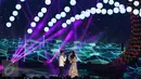 Penampilan menyentuh Afgan dan Raisa saat duet lagu 'Percayalah' di atas panggung HUT 26 SCTV di Istora Senayan, Jakarta, Rabu (24/8). Ribuan penonton ikut terhanyut dan menyanyikan lagu yang mereka bawakan. (Liputan6.com/Herman Zakharia)