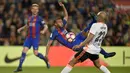 Bek Barcelona, Rafinha, membuang bola dari kejaran bek Valencia, Aymen Abdennour. Pada laga ini Luis Enrique menurunkan Barcelona dengan formasi andalannya 3-4-3, sementara Valencia turun dengan skema 4-3-3. (AFP/Lluis Gene)