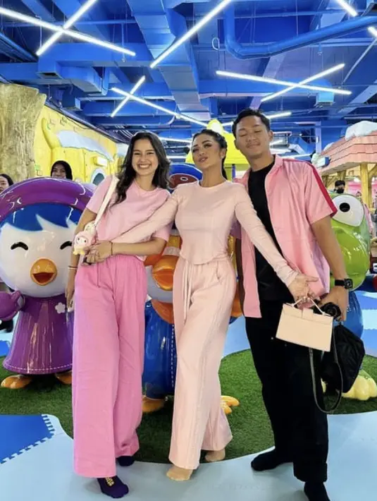 Tak kalah memesona Grandmi Kris Dayanti mengenakan kaus pendek dan jogger pants warna pink pastelnya. [@krisdayantilemos]