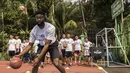 Pebasket Boston Celtics, Jaylen Brown, memainkan bola saat Junior NBA Indonesia di SMA 82, Jakarta, Kamis (26/7/2018). Junior NBA merupakan program pembinaan olahraga basket secara global. (Bola.com/Vitalis Yogi Trisna)