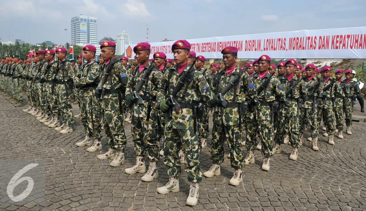 Prajurit TNI baris berbaris saat mengikuti apel gelar operasi penegak ketertiban (Ops Gaktib) di Silang Monas, Jakarta, Kamis (14/1). 1.244 prajurit mengikuti Operasi Yustisi dengan sandi Citra Wira Dharma 2016. (Liputan6.com/Gempur M Surya)