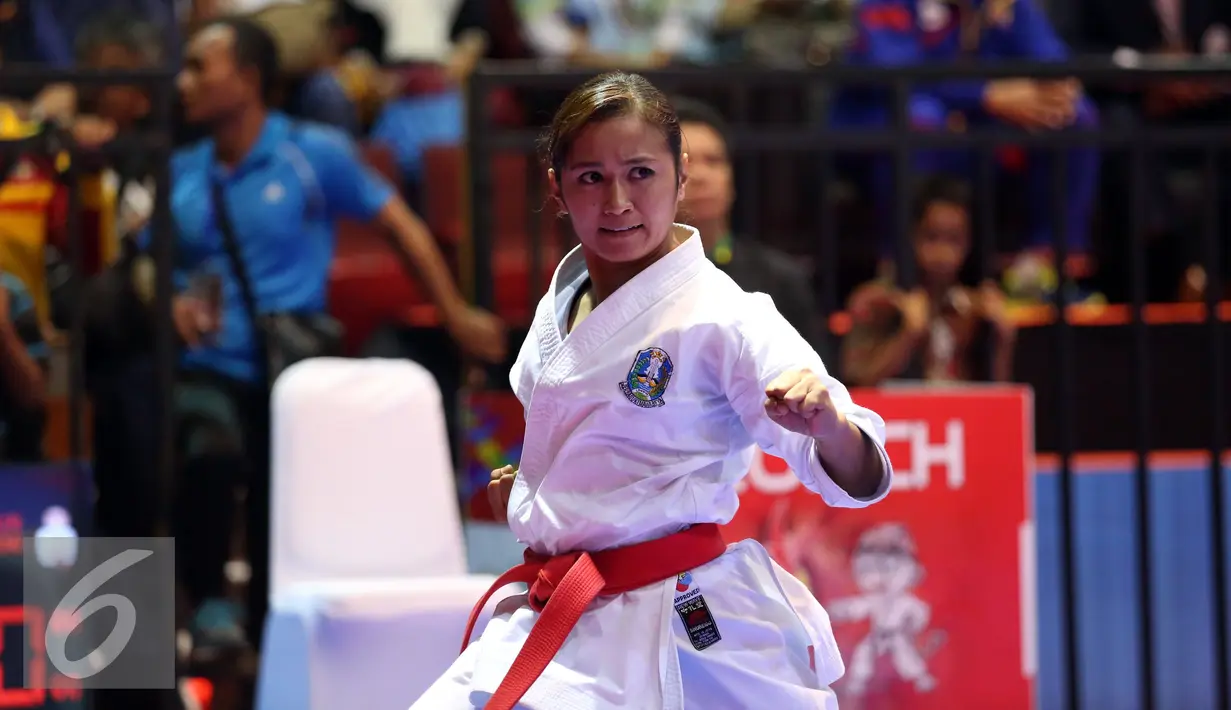 Karateka Jawa Timur, Sisilia Agustiani saat berlaga di final Kata Putri PON XIX Jabar di GOR Sabuga, Bandung, Minggu (18/9/2016). Di final, Sisilia berhasil meraih emas setelah unggul dari karateka Jawa Barat, Yulianti. (Liputan6.com/Helmi Fithriansyah)