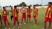 Hansamu Yama Pranata (tengah) didukung Mundari Karya agar bisa mendapat klub dan bermain di Piala Jenderal Sudirman. (Bola.com/Robby Firly)