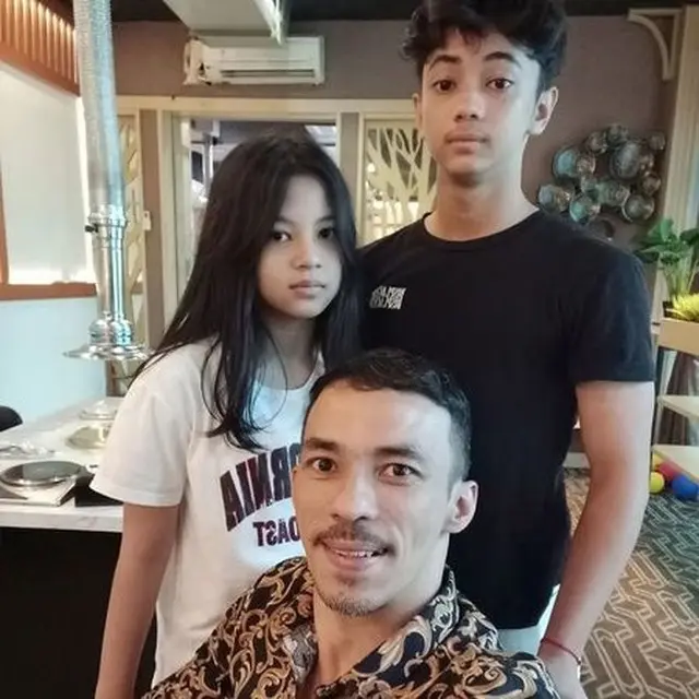 6 Potret Attila Syach Bersama Anaknya, Buah Hati Diculik Saat di Kolam Renang