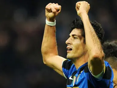 Inter Milan's Argentinian forward Julio Ricardo Cruz celebrates after scoring against Udinese during their Italian Serie A football match on November 9, 2008 at San Siro Stadium in Milan. Inter defeated Udinese 1-0. AFP PHOTO / GIUSEPPE CACACE 