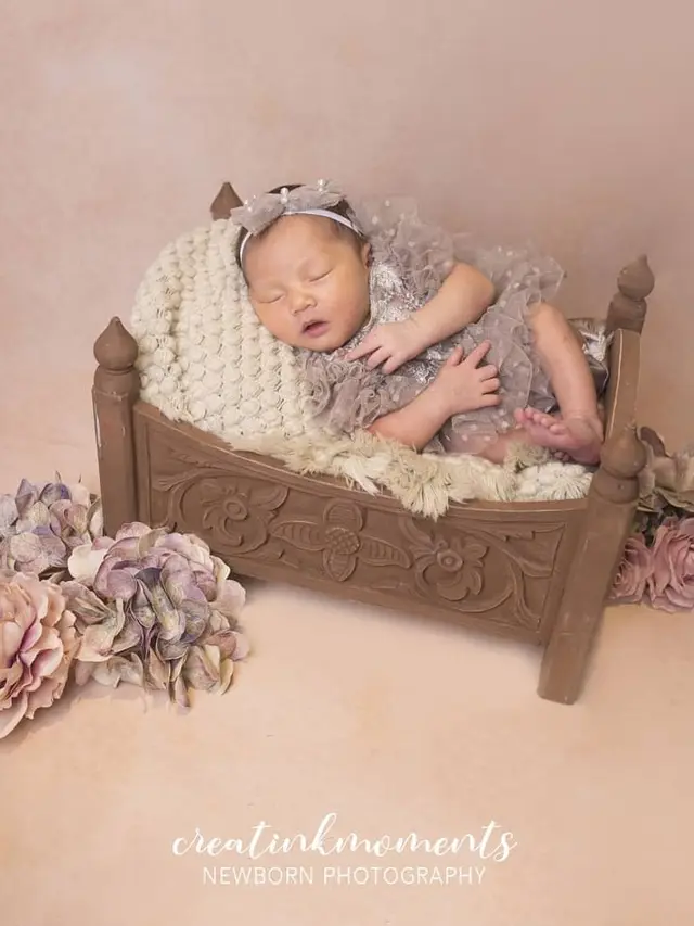 6 Gaya Pemotretan Baby Born Anak Mona Ratuliu, Ada yang Pakai Pakaian Jawa