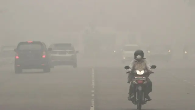 News Flash: Warga Menderita Akibat Asap, Walikota Pekanbaru Pergi ke China