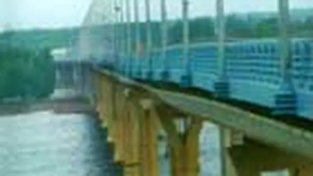 Jembatan bergoyang dan bergelombang akibat tiupan angin terjadi di Rusia. Bergeraknya jembatan sudah menjadi perhatian aparat setempat dan tengah diselidiki penyebab serta keamanannya.