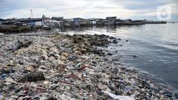 Kondisi tumpukan sampah yang terbawa arus laut di permukiman nelayan Cilincing, Jakarta Utara, Rabu (8/6/2022). Menurut data Kementerian Lingkungan Hidup dan Kehutanan (KLHK) pada tahun 2020, wilayah lautan Indonesia sudah tercemar oleh sekitar 1.772,7 gram sampah per meter persegi. (merdeka.com/Iqbal S. Nugroho)