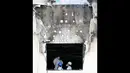 Beberapa petugas kepolisian setempat terlihat memeriksa bagian rumah sakit yang terbakar pada Rabu dini hari 28 Mei 2014 di Jangseong, Korea Selatan. (REUTERS/Hyung Min-woo/Yonhap) 