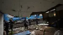 Petugas membongkar bangunan liar yang berada di Bantaran Rel Stasiun Pasar Minggu, Jakarta, Selasa (30/12/2014). (Liputan6.com/Faizal Fanani)