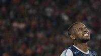 Striker Arema FC, Thiago Furtuoso, tampak kecewa gagal membobol gawang Persija Jakarta pada laga Liga 1 di SUGBK, Jakarta, Sabtu (31/3/2018). Persija menang 3-1 atas Arema FC. (Bola.com/Vitalis Yogi Trisna)