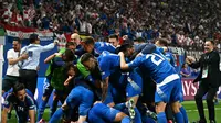 Pemain Italia merayakan gol yang dicetak oleh Mattia Zaccagni ke gawang Kroasia yang memastikan mereka berhasil lolos ke 16 besar Euro 2024. Bermain di Leipzig Stadium, Selasa (25/6/2024) dini hari WIB, Italia dan Kroasia bermain imbang 1-1 dan memastikan diri lolos ke 16 besar. (GABRIEL BOUYS / AFP)