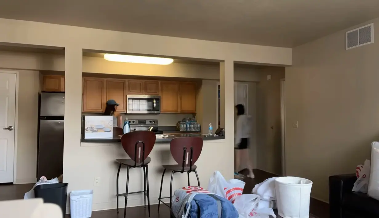 Suasana pindahan lumayan hectic, jadi ia dan rekan-rekannya bekerja sama merapikan apartemen. (YouTube Beby Tsabina TV)