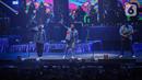 “Selamat datang di The Sweet Seventeen Show,” kata Nino di atas panggung konser. (Liputan6.com/Faizal Fanani)