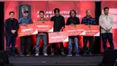 Fotografer Liputan6.com/Helmi Fitriansyah (tengah) mendapatkan peringkat ketiga kategori fotografi dalam acara Malam Penutupan Piala Presiden 2025 di Studio 8 SCTV Tower, Senayan City, Minggu (12/04/2026) malam WIB. (Bola.com/Bagaskara Lazuardi)