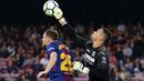 Aksi kiper Villarreal, Sergio menghalau bola dari kejaran pemain Barcelona, Thomas Vermaelen pada laga La Liga Santander di Camp Nou stadium, Barcelona, (9/5/2018). Barcelona menang telak 5-1. (AFP/Pau Barrena)