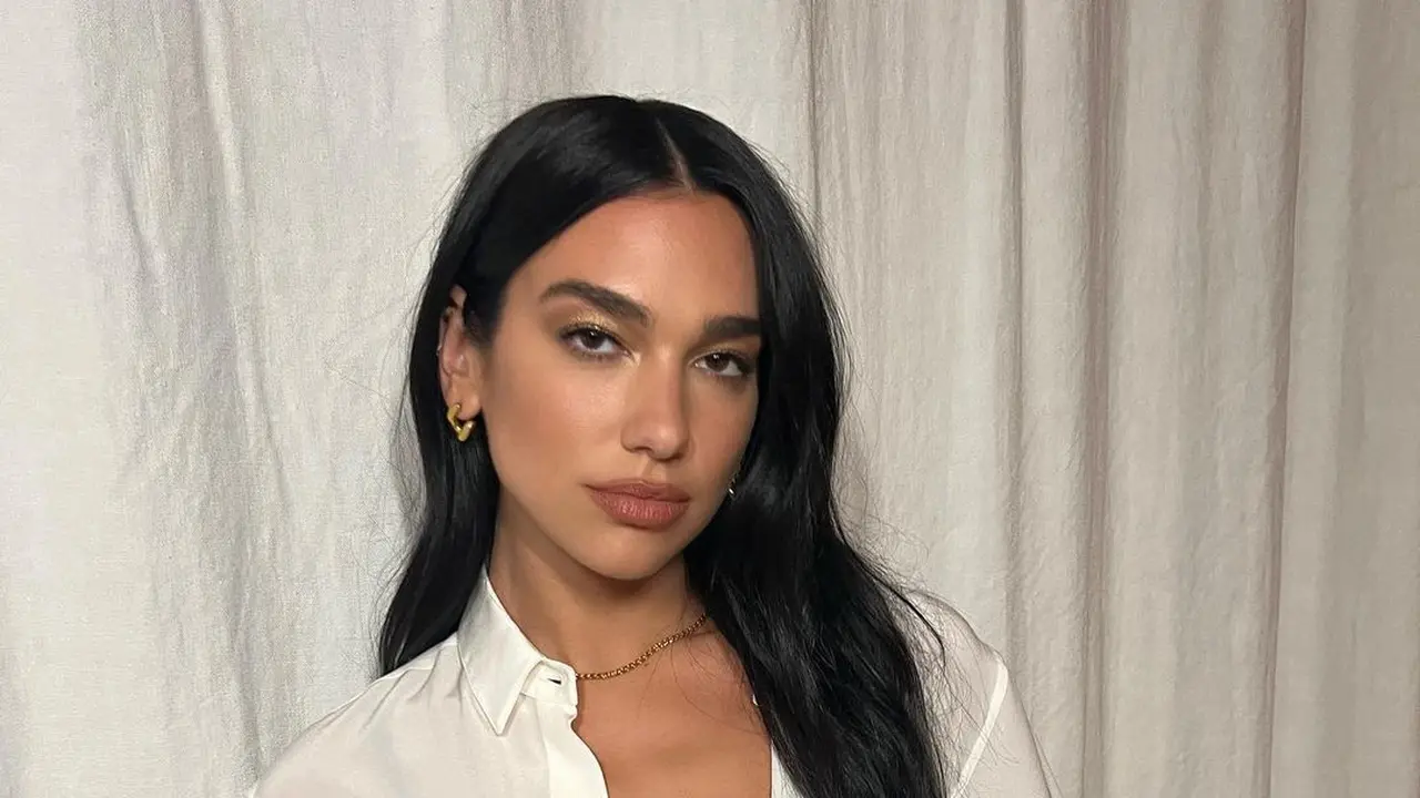 Dua Lipa Bikin Bra Menerawang Jadi Tren Street Style yang Kekinian