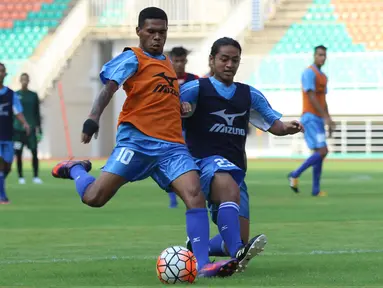 Penyerang Semen Padang, Vendry Mofu berebut bola saat latihan jelang laga tempat ketiga Piala Presiden 2017 melawan Persib di Stadion Pakansari, Kab Bogor, Jumat (10/3). Semen Padang akan melawan Persib, Sabtu (11/3). (Liputan6.com/Helmi Fithriansyah)