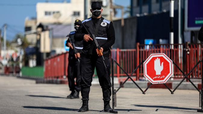 Sejumlah polisi berjaga saat lockdown di Kota Khan Younis, Jalur Gaza, Palestina, 19 Desember 2020. Lockdown penuh dan jam malam diberlakukan di Tepi Barat dan Jalur Gaza untuk mengendalikan meningkatnya jumlah infeksi dan kematian akibat COVID-19. (Xinhua/Yasser Qudih)